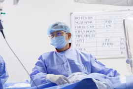 Đang nằm cấp cứu, bác sĩ vẫn rời giường bệnh tới phòng can thiệp cứu bệnh nhân “ngàn cân treo sợi tóc”