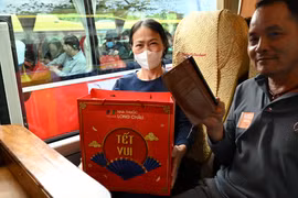 Ấm lòng những ‘Chuyến xe yêu thương’ đưa bệnh nhân về quê đón Tết