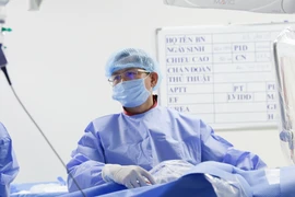 Đang nằm cấp cứu, bác sĩ vẫn rời giường bệnh tới phòng can thiệp cứu bệnh nhân “ngàn cân treo sợi tóc”