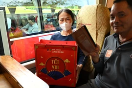 Ấm lòng những ‘Chuyến xe yêu thương’ đưa bệnh nhân về quê đón Tết