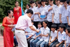 VINAMILK trao tặng gần 70.000 hộp sữa cho trẻ em khó khăn