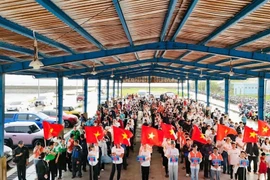Gần 10.000 người Vingroup và tình nguyện viên làm sạch bờ biển
