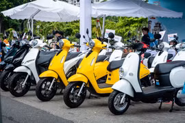 Người dân hào hứng sắm xe máy VinFast trong ngày hội