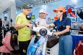 Người dân đổ xô đổi xe máy xăng cũ, lên đời xe máy điện mới