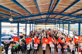 Gần 10.000 người Vingroup và tình nguyện viên làm sạch bờ biển