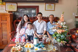 Gia đình anh Nguyễn Bá Quyền trúng xe VF 3 ngay trước khi đón thành viên mới