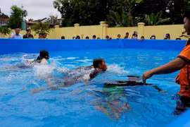Qũy phát triển tài năng Việt trao tặng hồ dạy bơi miễn phí