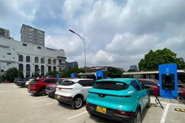 Cận cảnh trạm sạc V-Green khủng tại Cầu Giấy