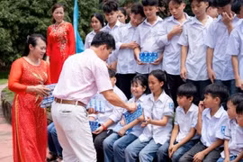 VINAMILK trao tặng gần 70.000 hộp sữa cho trẻ em khó khăn