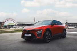 VinFast VF 7 có gì mà cả người dùng và chuyên gia ô tô