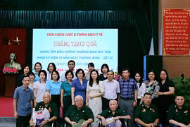 Viện Chiến lược và Chính sách Y tế cùng đội ngũ y tế thăm hỏi, tặng quà cho thương binh, bệnh binh tại Ninh Bình