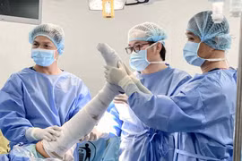 Vinmec Cần Thơ phẫu thuật thành công chấn thương khớp gối do đá bóng, thực hiện bởi giáo sư từng điều trị cầu thủ chuyên nghiệp