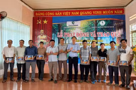 Trang bị máy tính bảng cho công nhân giao nhận mủ Công ty Cao su Chư Sê
