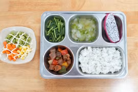 Học sinh tiểu học thích rau xanh từ sáng kiến Quầy Buffet Rau của Ajinomoto