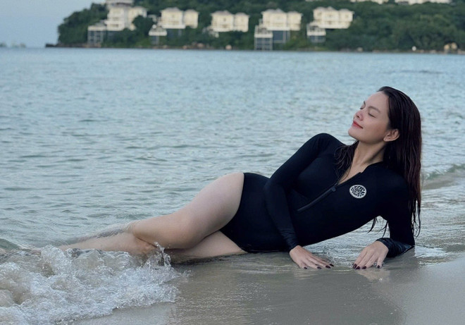 Mẹ 3 con Phạm Quỳnh Anh khoe dáng nóng bỏng ở biển Phú Quốc