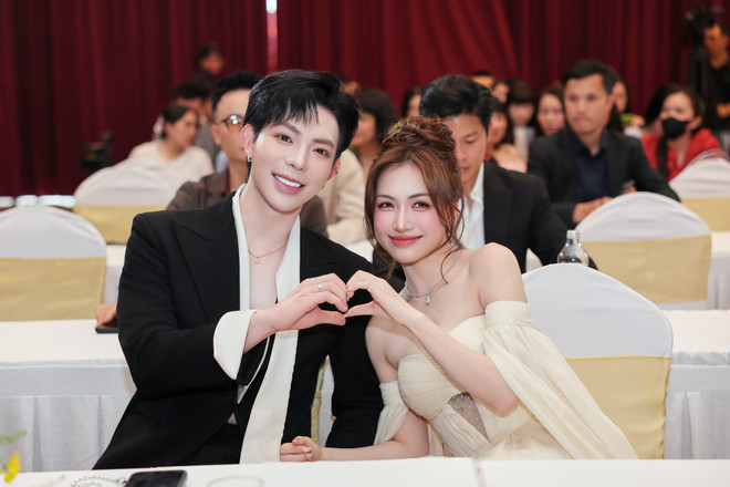 Erik chúc mừng Hoà Minzy tìm được bến đỗ, tiết lộ tính cách Văn Cương