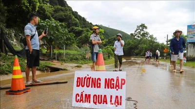 Bão số 2 ra khỏi Biển Đông, cảnh báo lũ quét, sạt lở đất