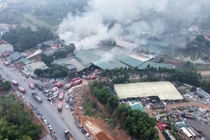 Hàng chục xe cứu hỏa chữa cháy xưởng ván ép rộng nghìn mét ở Phú Thọ