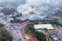 Hàng chục xe cứu hỏa chữa cháy xưởng ván ép rộng nghìn mét ở Phú Thọ