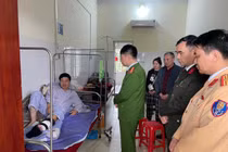 Cảnh sát giao thông bị kéo đi gần 500m khi kiểm tra nồng độ cồn