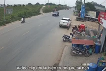 Máy xúc hất văng xe máy trên Quốc lộ ở Phú Thọ, hai người bị khởi tố