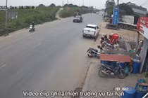 Máy xúc hất văng xe máy trên Quốc lộ ở Phú Thọ, hai người bị khởi tố