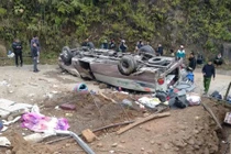 8 người tử vong trong vụ xe chở đoàn từ thiện bị lật ở Lào Cai