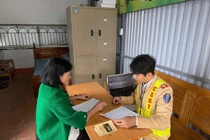 Nữ tài xế lái xe con húc văng cô gái trên vỉa hè ở Phú Thọ