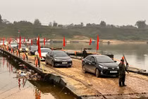 Nước Sông Lô dâng cao, Lữ đoàn 249 tạm dừng cầu phao để lắp thêm đốt