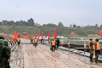 Thông cầu phao sông Lô sau khi lắp thêm đốt bảo đảm an toàn