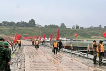 Thông cầu phao sông Lô sau khi lắp thêm đốt bảo đảm an toàn