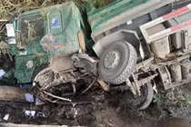 Xe tải húc văng lan can cầu Bến Nghệ rồi lao xuống sông