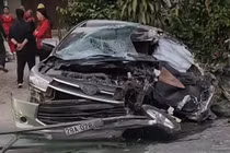 Xe con bẹp dúm sau va chạm xe tải ở Phú Thọ