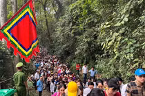 Lượng người đông đúc tại nhiều thời điểm khu vực từ sân Công Quán bắt đầu hành trình lên núi Đền Hùng.