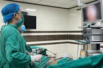 Tự ý dùng thuốc tại nhà, một người bị thủng ổ loét hành tá tràng