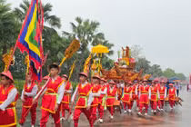 Hàng trăm người dự lễ rước kiệu về Đền Hùng