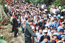 Biển người đổ về Đền Hùng trước ngày chính hội