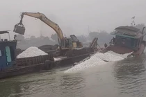 Nhiều phương tiện thủy gặp sự cố trên sông Lô do nước cạn