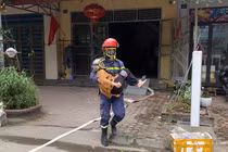 Cảnh sát PCCC Phú Thọ cứu cụ bà 92 tuổi trong vụ cháy nhà ở Việt Trì