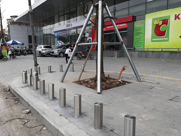 Theo ghi nhận của Kiến Thức, dù mới chính thức ra mắt chưa được bao lâu, dự án này đã "dính" phốt khiến người dân xung quanh bức xúc. Theo phản ánh của nhiều người dân khu vực, từ tháng 3/2017, chủ đầu tư dự án bắt đầu dựng hàng trăm cọc inox bao quanh tòa nhà Artemis.