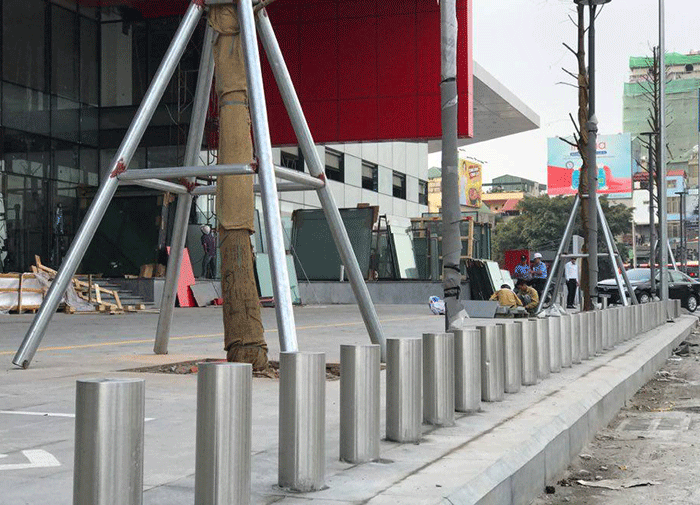 Nếu có nhu cầu đi bộ qua đây, chắc chắn sẽ chẳng mấy ai dại dột “đánh đu” trên phần diện tích vỉa hè nhỏ đến… mong manh mà chủ đầu tư chừa lại.