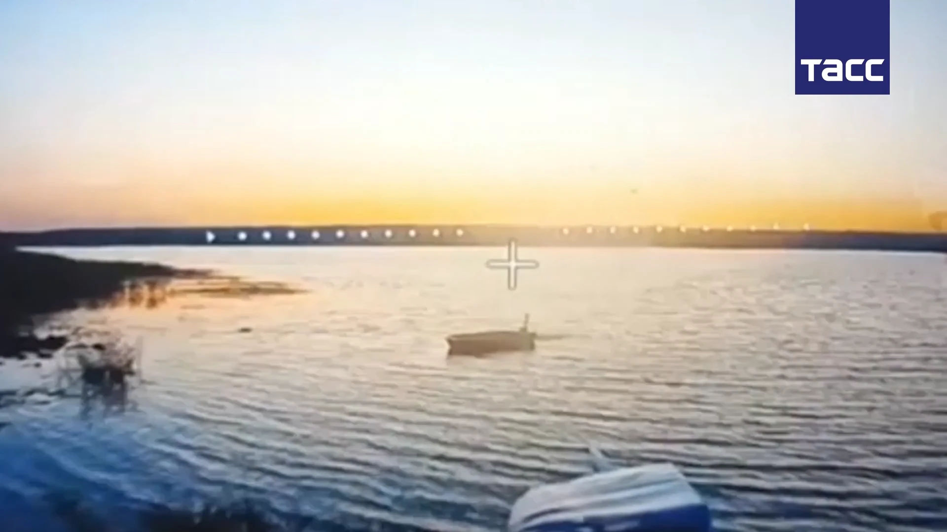 Ukraine cố thoát vòng vây khi vượt hồ Kleban-Byk bằng bè