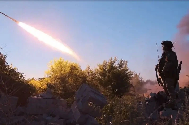 Nga tấn công mạnh ở Nam Donetsk, Ukraine rút khỏi Mirnoye 