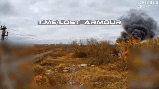 Chiếc UAV FPV điều khiển bằng cáp quang của RFAF đã “bắt quả tang” khẩu Bogdana khi nó vừa ra khỏi hầm, định thực hiện chiến thuật “bắn và chạy” và tấn công thẳng vào giá pháo. Còn chiếc UAV FPV thứ hai đã tấn công thẳng vào thùng nhiên liệu, khiến khẩu pháo bốc cháy và bị phá hủy hoàn toàn.