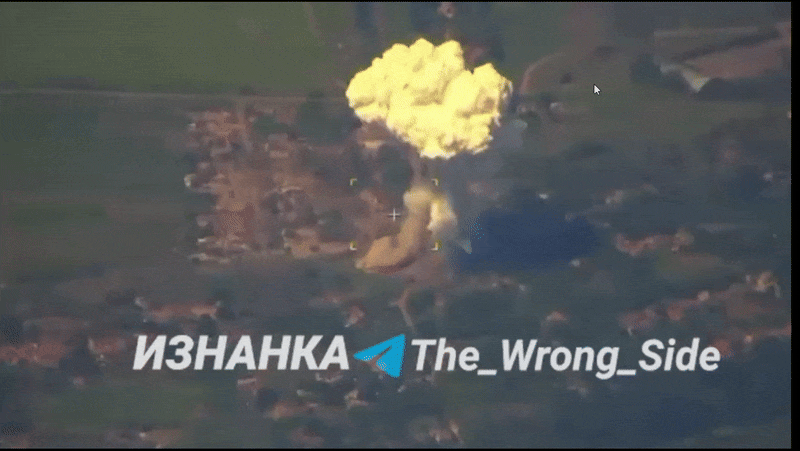 現在、ロシアの戦術航空部隊は戦場での作戦を強化している。ドネツィク州プレシチイフカ近郊にあるウクライナ軍の無人航空機管制所をロシアのODAB-1500サーモバリック爆弾が攻撃する様子を捉えた映像がインターネット上に公開されている。爆発後、生存者は出ない可能性が高い。 13.gif