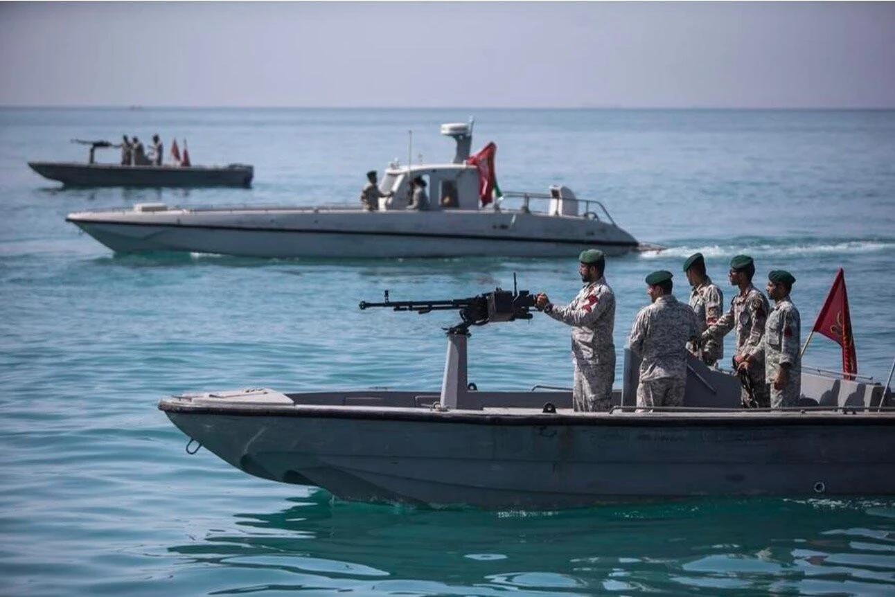 Tại sao hình ảnh cứng rắn của Iran sụp đổ khi tàu chiến Mỹ phong tỏa?