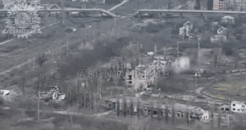 Trong khi dư luận nước Nga đã dấy lên làn sóng phản đối, tại sao cứ tiếp tục bổ nhiệm tướng Akhmedov, một người “chỉ giỏi đọc sách” và chỉ huy các trận đánh một cách giáo điều theo những quy tắc sách vở. Cho đây là một “thảm họa”, đối với việc bổ nhiệm nhân sự trong Quân đội Nga!