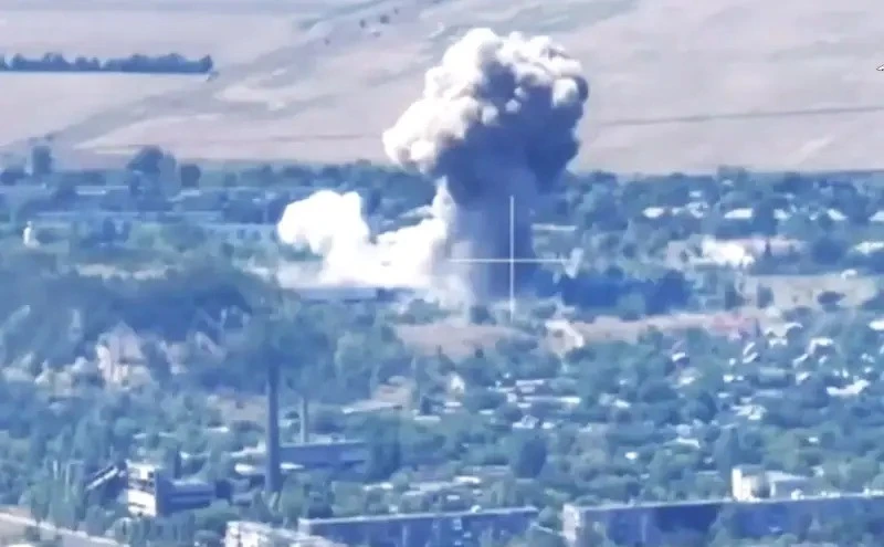 Bom FAB-3000 đánh trúng điểm tập kết quân của Ukraine ở Mirnohrad