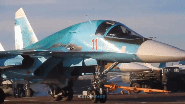 Máy bay tiêm kích bom Su-34 vẫn là máy bay ném bom chiến thuật chính của Không quân Nga, nhưng việc sử dụng các loại máy bay khác cũng được ghi nhận. Theo ghi nhận, Su-34 trong một lần xuất kích, thường mang theo một số quả bom có trọng lượng trung bình (thường là 4 quả bom 500 kg), giúp nó có thể kết hợp độ chính xác và mật độ hỏa lực. Với những mục tiêu kiên cố, bom 1.500 kg hoặc 3.000 kg cũng được sử dụng, nhưng số lượng ít hơn.