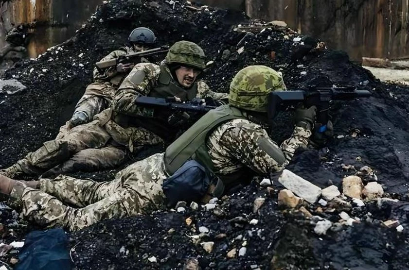 Quân Ukraine bị bao vây ở hồ Kleban-Byk, Nga chỉ còn cách Konstantinovka một km